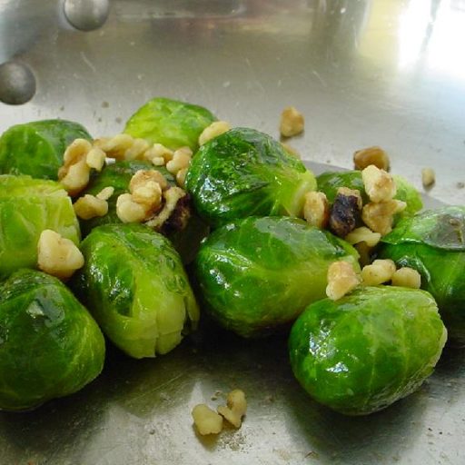 Repollitos Con Limón Y Nueces Arrugadas O Walnuts