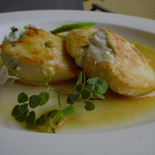 Pechugas Rellenas Con Queso Feta, Servidas Con Salsa De Limón