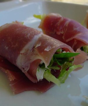 Pequeños Bocados De Prosciutto Con Lechugas