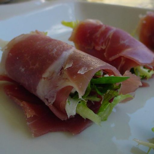 Pequeños Bocados De Prosciutto Con Lechugas