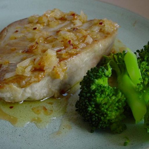 Filete De Atún Asado Con Mantequilla Endiablada