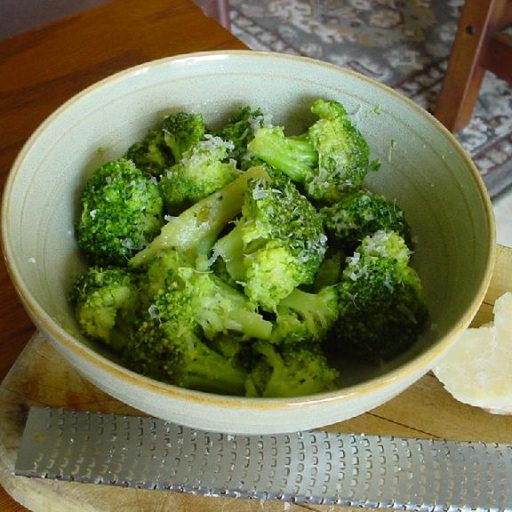 Brócoli A Fuego Lento Con Queso Parmesano
