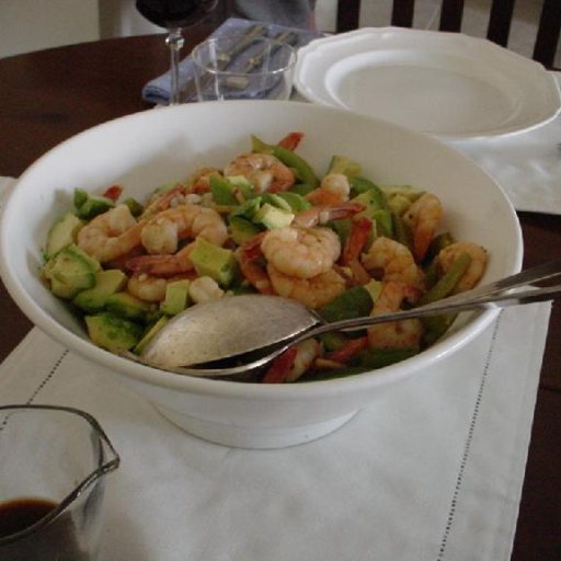 Un Solo Plato Con Arroz Integral, Langostinos, Guisantes Chinos Y Aguacate